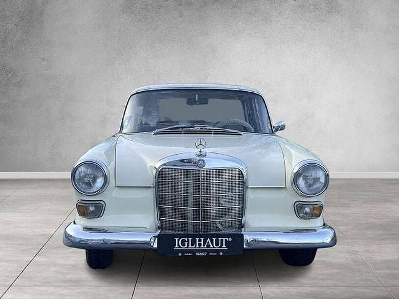 Second-hand Mercedes 200 95 CP (69 kW) 1966 Alb Berlinǎ
