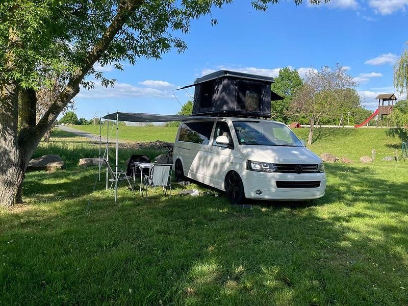 Weiß Gebraucht 2010 VW Caravelle Van / Kleinbus | 25.990 € - Bild 1/4