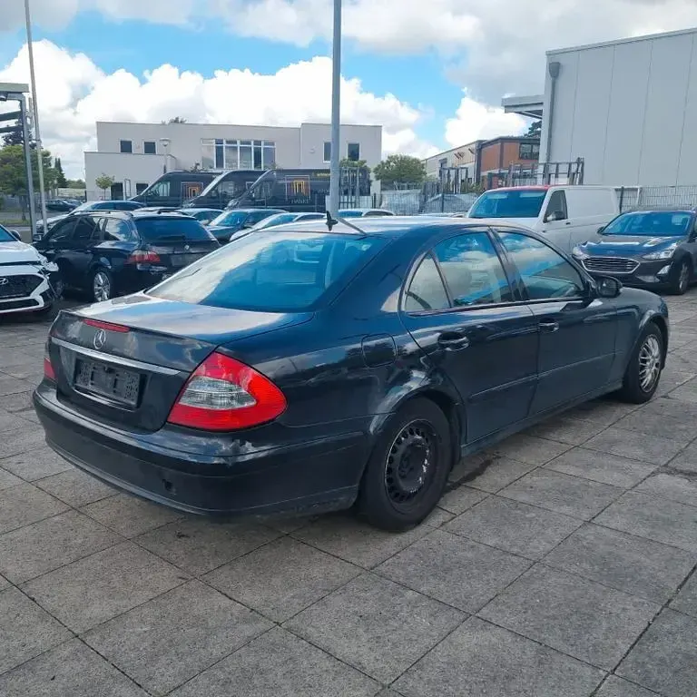 Second-hand Mercedes E200 136 CP (100 kW) 2006 Negru Berlinǎ