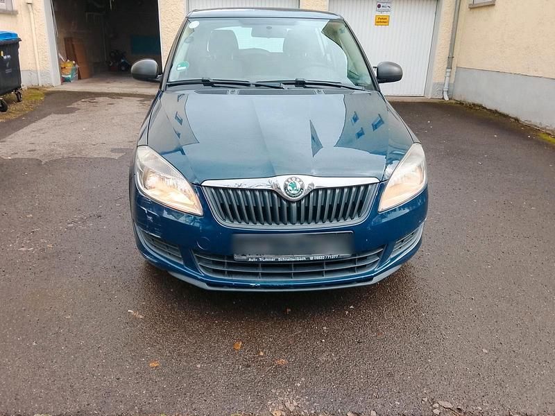 Blau Gebraucht 2011 Skoda Fabia Limousine | 1.499 € (Fairer Preis) - Bild 1/4