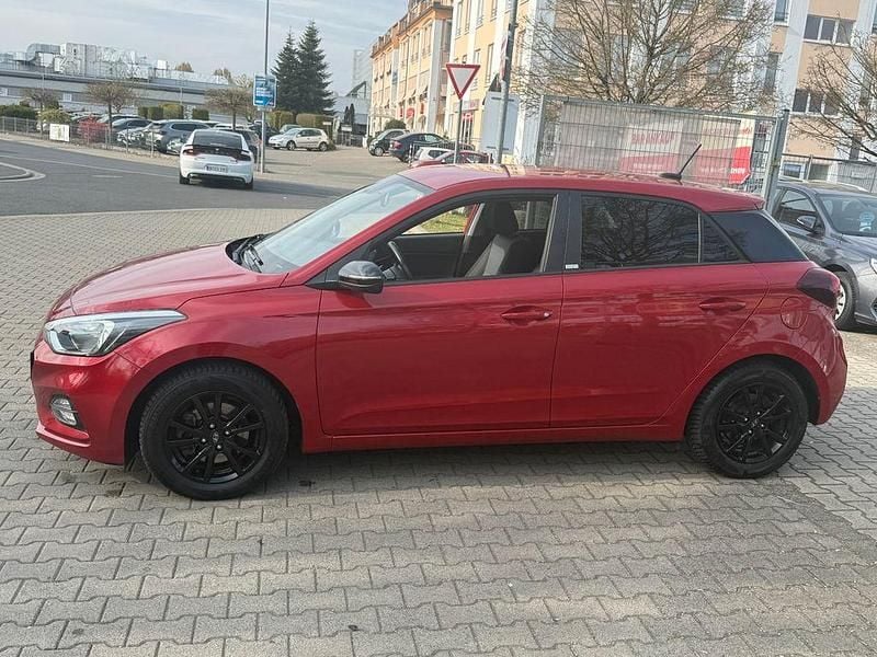 Gebraucht Hyundai i20 Advantage 101 PS (74 kW) 2020 Rot Kleinwagen