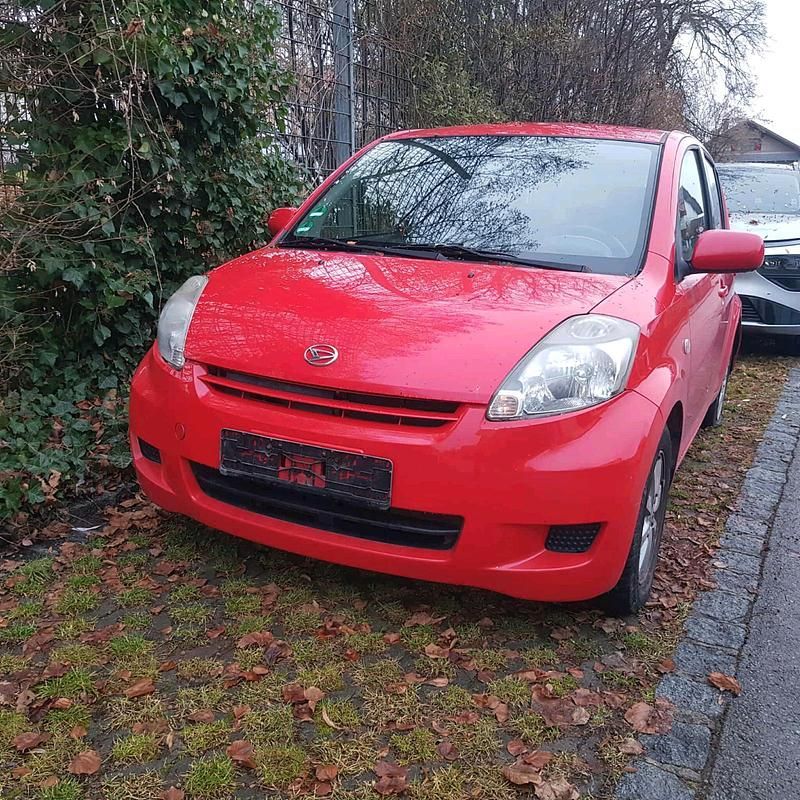 Rot Gebraucht 2010 Daihatsu Sirion Kleinwagen | 1.500 € - Bild 1/4