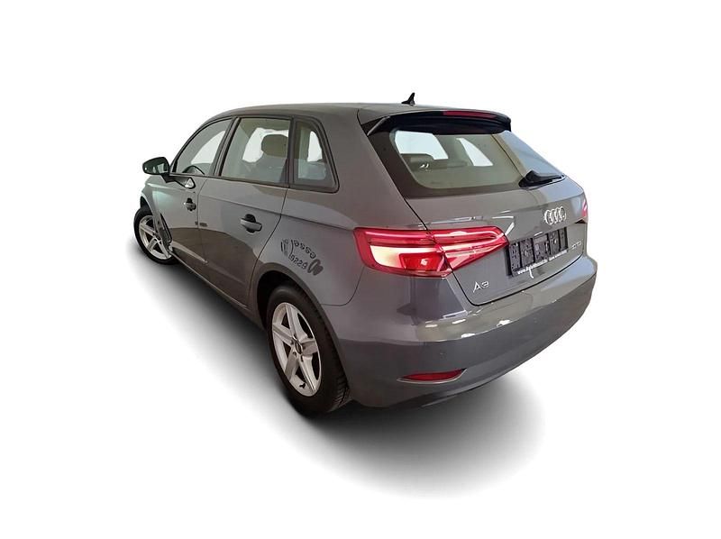 Gebraucht Audi A3 Basis 115 PS (84 kW) 2019 Grau Limousine