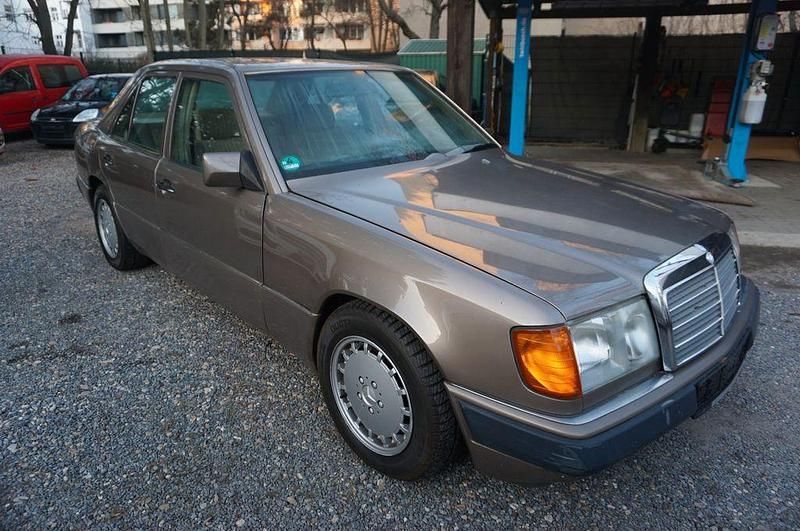 Gebraucht Mercedes E230 132 PS (97 kW) 1989 Braun Limousine