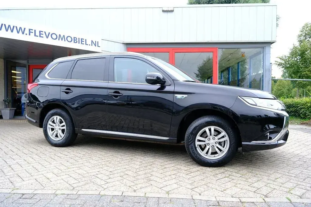 Gebraucht Mitsubishi Outlander P-HEV Edition 121 PS (88 kW) 2015 Schwarz SUV
