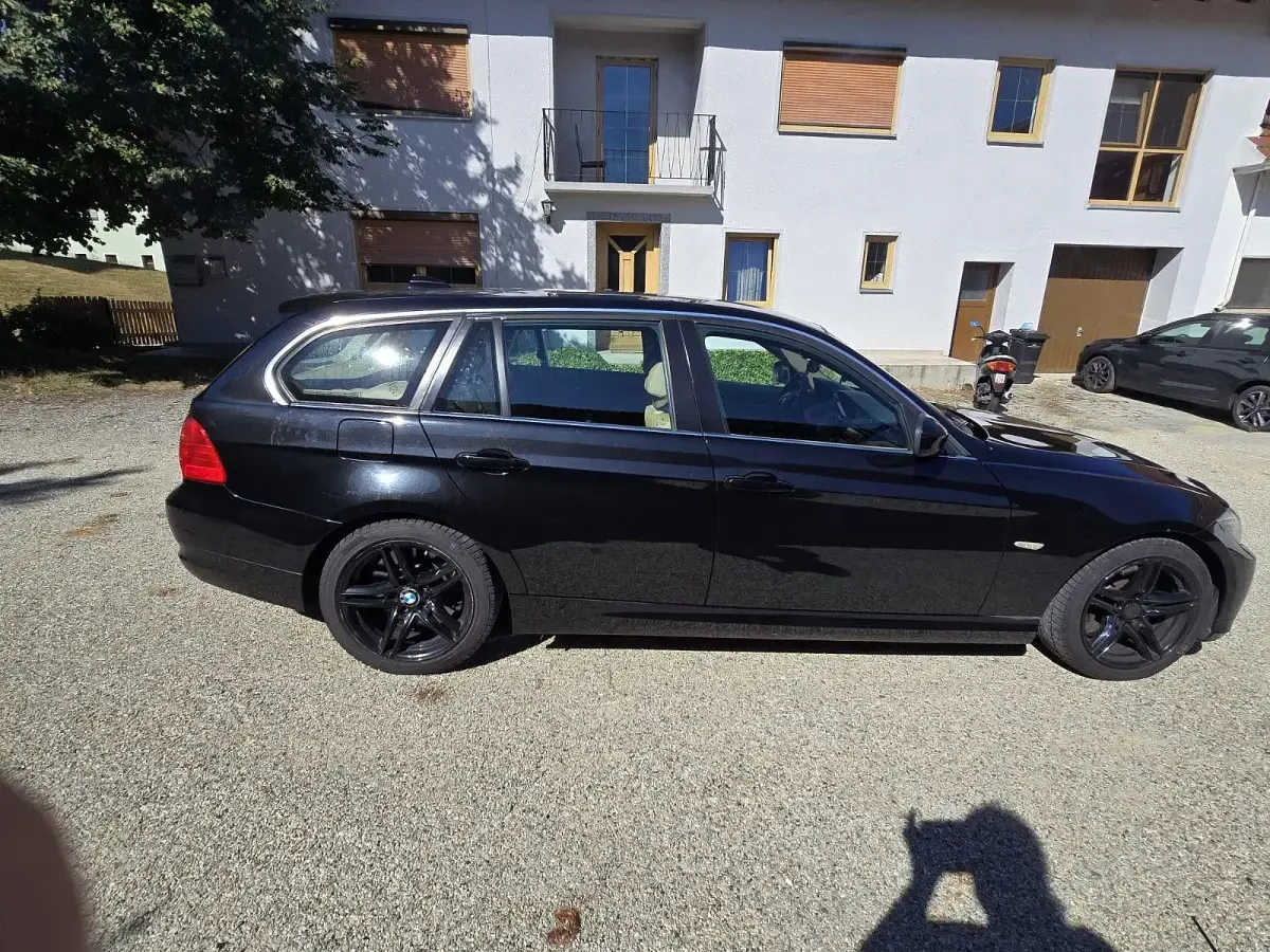 Gebraucht BMW 330 272 PS (200 kW) 2009 Blau Kombi