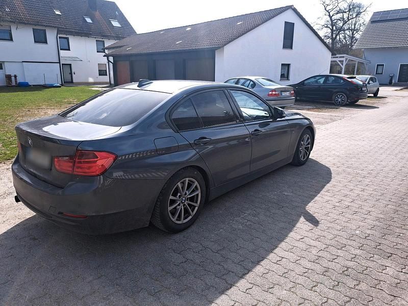 Gebraucht BMW 320 189 PS (139 kW) 2012 Grau Limousine