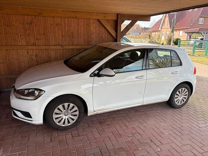 Gebraucht VW Golf VII Trendline 110 PS (80 kW) 2018 Weiß Limousine