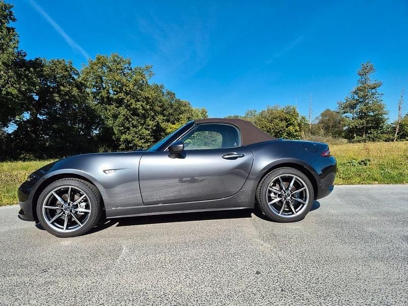 Grau Gebraucht 2024 Mazda MX5 Kazari Cabrio | 29.950 € (Superpreis) - Bild 1/4