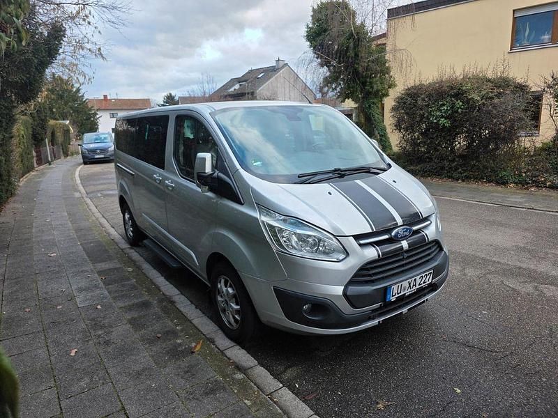 Gebraucht Ford Tourneo Titanium 155 PS (114 kW) 2014 Silber Van / Kleinbus