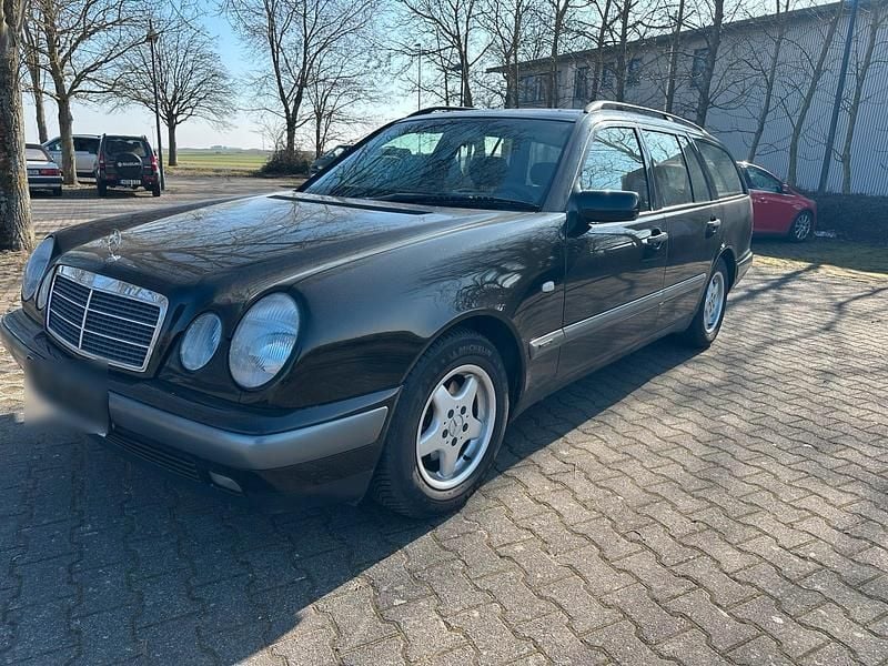 Gebraucht Mercedes E240 Avantgarde 170 PS (125 kW) 1999 Schwarz Kombi