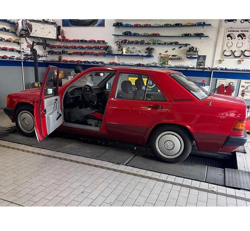 Gebraucht Mercedes 190 132 PS (97 kW) 1989 Rot Limousine