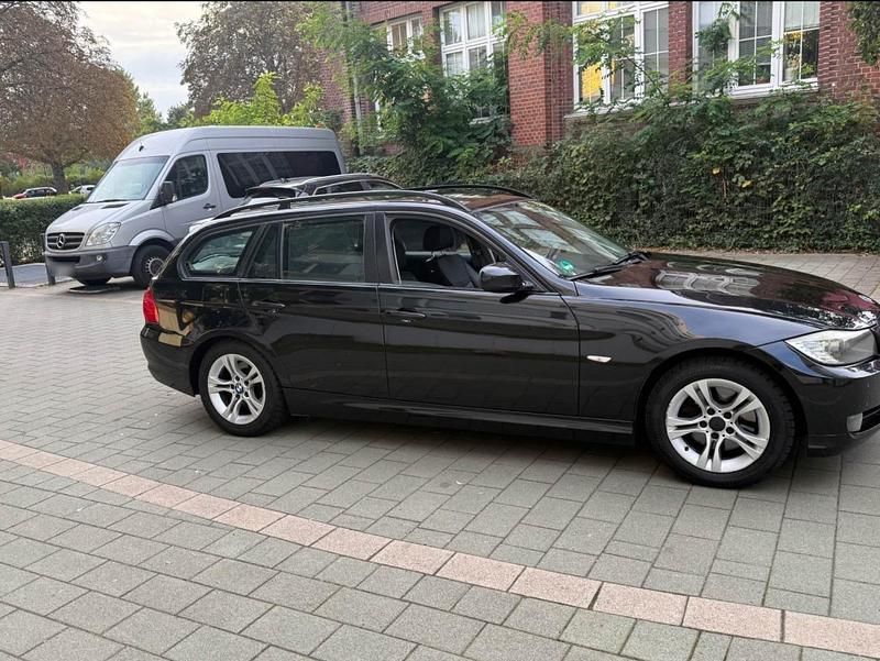 Gebraucht BMW 320 163 PS (119 kW) 2009 Schwarz Kombi