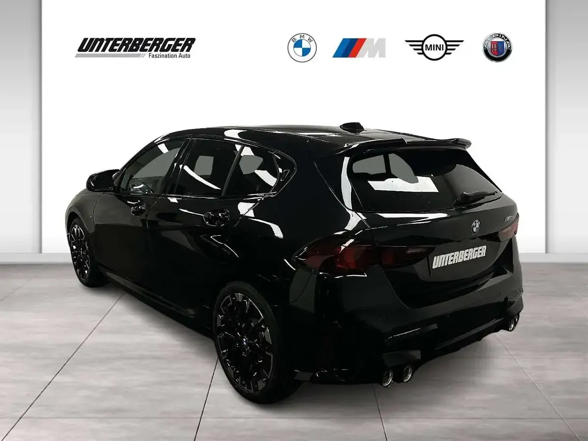 Neu BMW M135 Performance 300 PS (220 kW) 2026 Black sapphire Kleinwagen