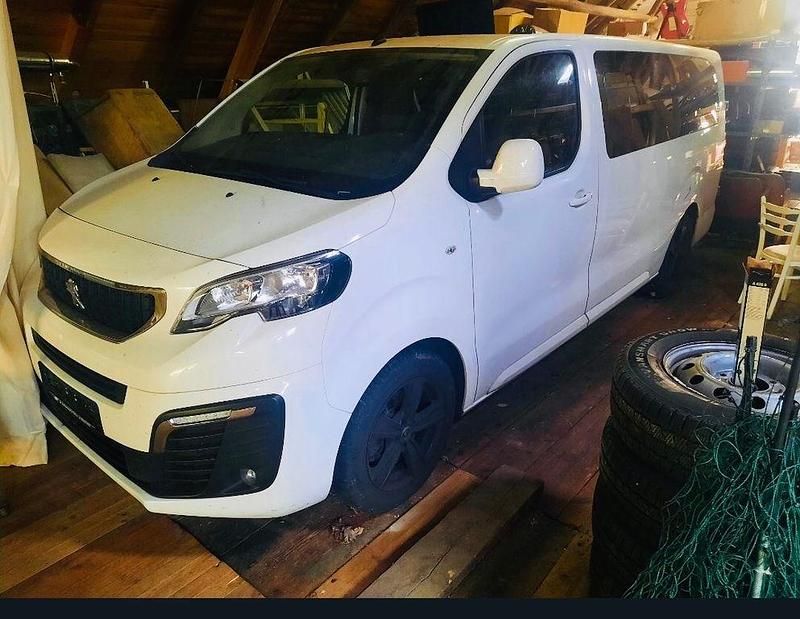Weiß Gebraucht 2018 Peugeot Traveller Active Van / Kleinbus | 20.400 € - Bild 1/4