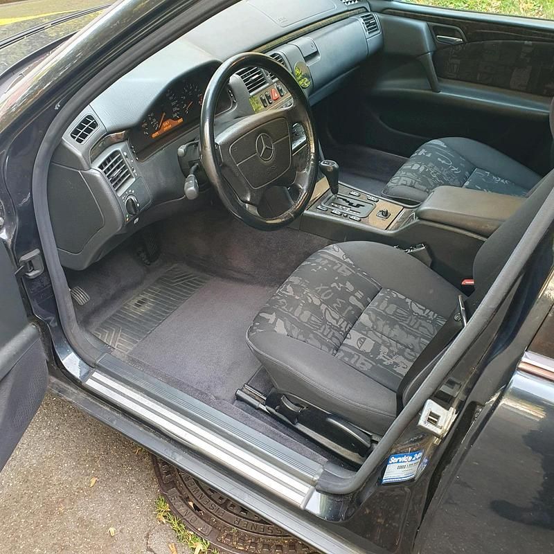 Gebraucht Mercedes E240 170 PS (125 kW) 1998 Schwarz Kombi