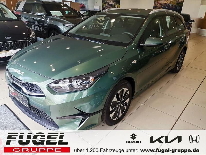 Experience green metallic Neu 2025 Kia Ceed Sportswagon Play Kombi | 25.499 € (Fairer Preis) - Bild 1/4