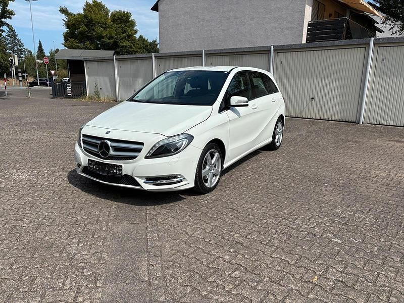 Weiß Gebraucht 2012 Mercedes B180 Van / Kleinbus | 9.450 € - Bild 1/4