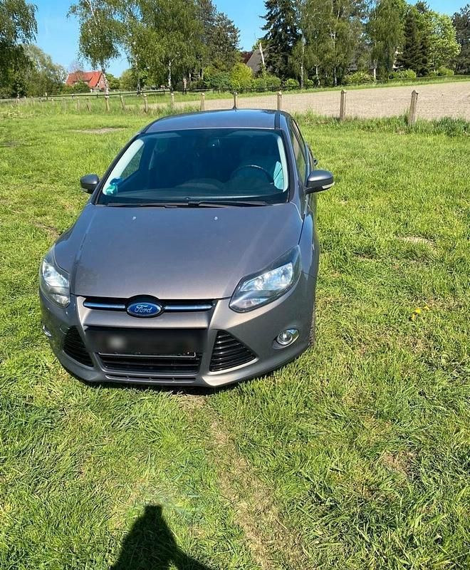 Braun Gebraucht 2012 Ford Focus Titanium Limousine | 5.250 € (Guter Preis) - Bild 1/4