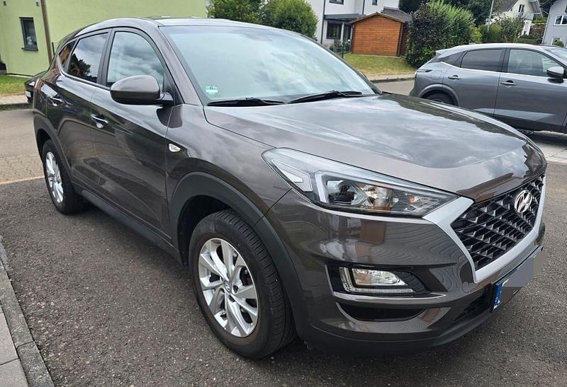 Braun Gebraucht 2018 Hyundai Tucson Select SUV | 16.199 € (Fairer Preis) - Bild 1/4