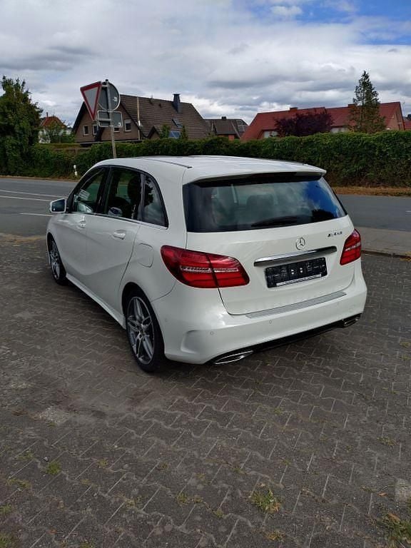 Gebraucht Mercedes B180 AMG line 122 PS (89 kW) 2018 Weiß Van / Kleinbus