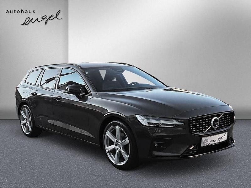 Gebraucht Volvo V60 Plus 197 PS (144 kW) 2023 Platinum grey / metallic Kombi