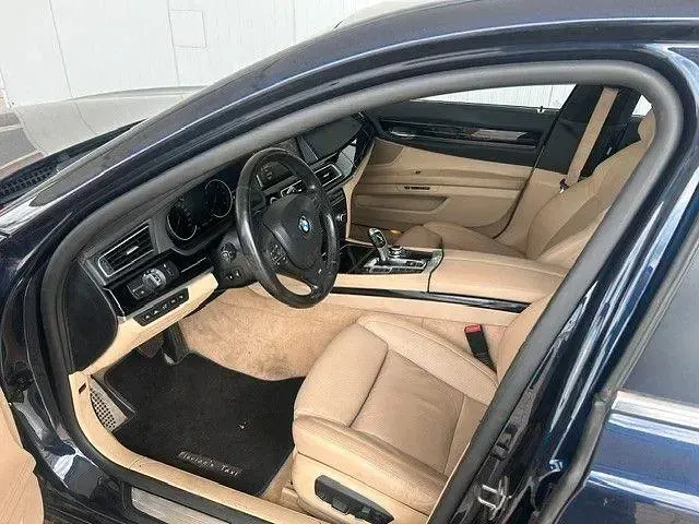 Gebraucht BMW 750 Sport Line 381 PS (280 kW) 2013 Blau Limousine