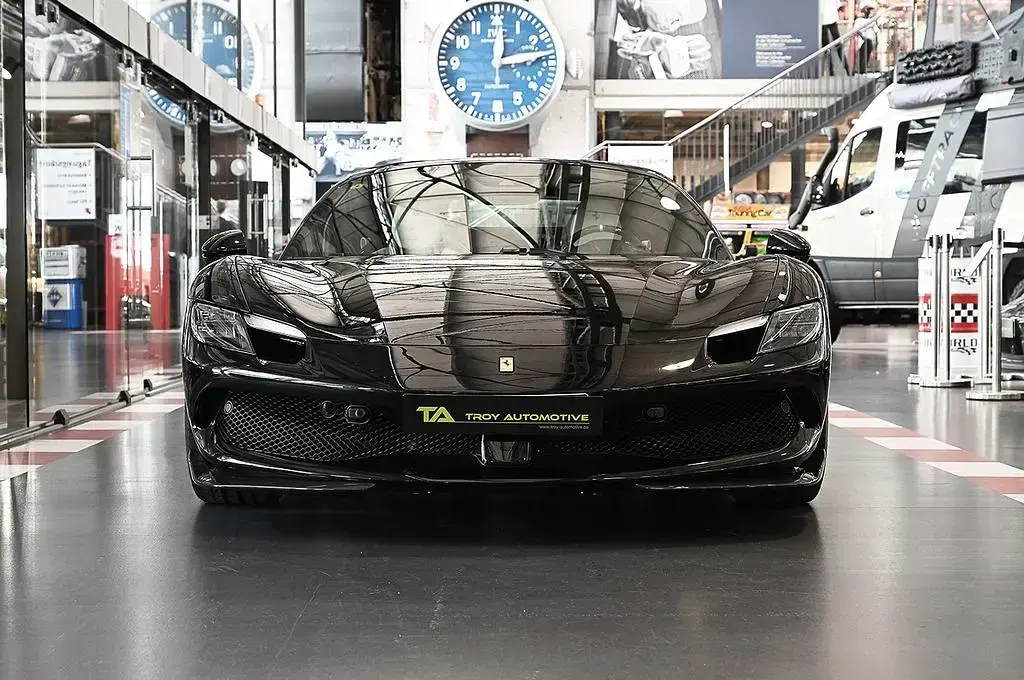 Gebraucht Ferrari 296 663 PS (487 kW) 2025 Schwarz Cabrio