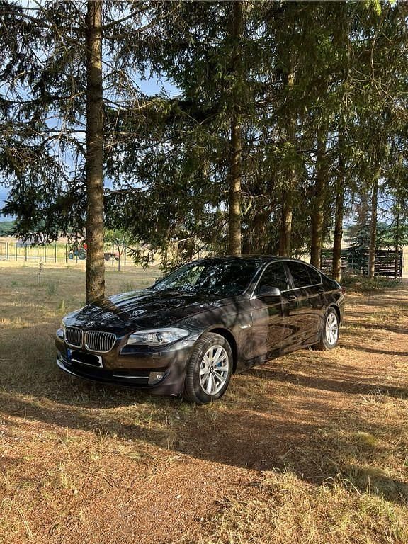 Grau Gebraucht 2012 BMW 525 Limousine | 16.350 € (Etwas zu teuer) - Bild 1/4