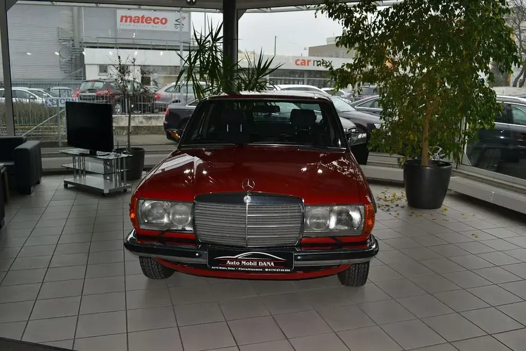 Brugt Mercedes E280 185 HK (136 kW) 1981 Rød Sedan