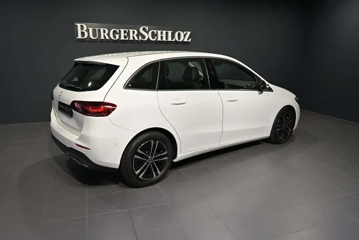 Gebraucht Mercedes B200 150 PS (110 kW) 2025 Unilack polarweiß Kleinwagen