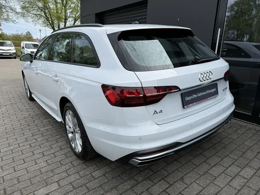 Używany Audi A4 Advanced 204 KM (150 kW) 2023 Biały Kombi