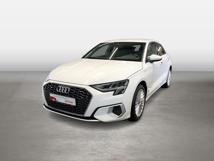 Ibisweiss Gebraucht 2023 Audi A3 Sportback e-tron Advanced Limousine | 28.420 € (Etwas zu teuer) - Bild 1/4