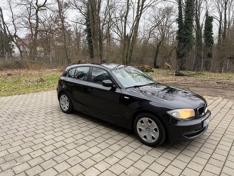 Gebraucht BMW 116 122 PS (89 kW) 2011 Schwarz Kleinwagen