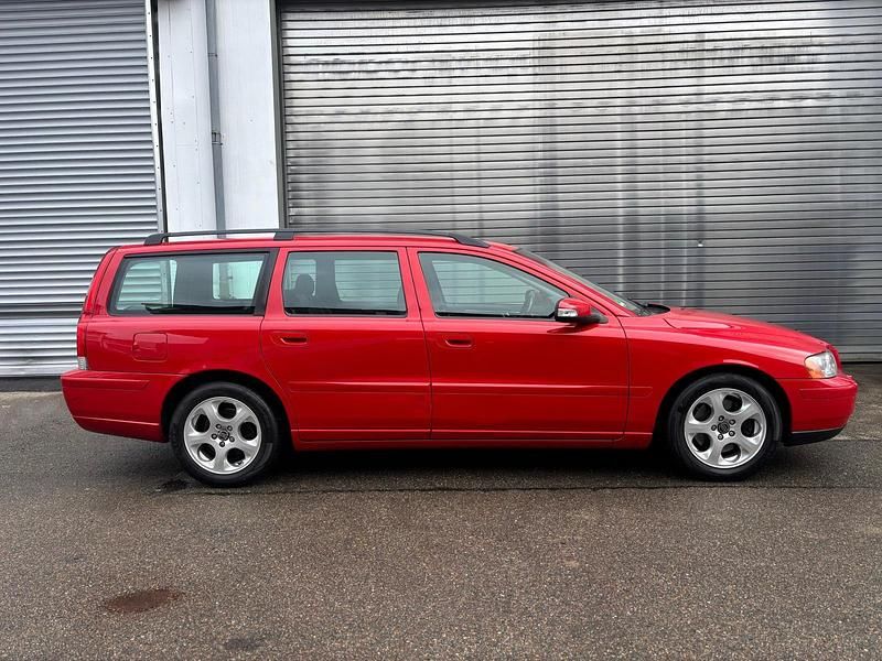 Gebraucht Volvo V70 163 PS (119 kW) 2005 Rot Kombi