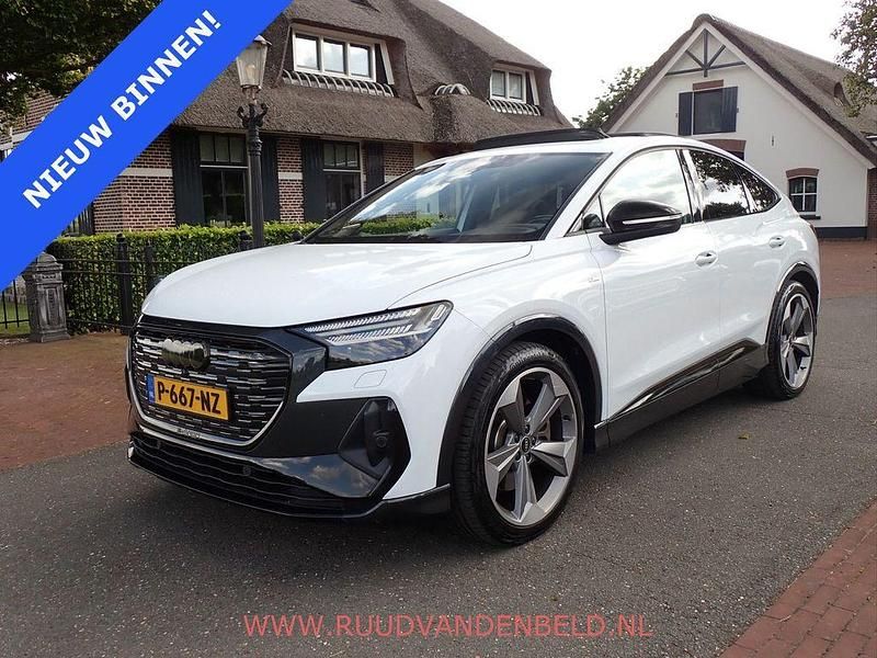 Weiß Gebraucht 2021 Audi Q4 Sportback e-tron Sport SUV | 32.900 € - Bild 1/4