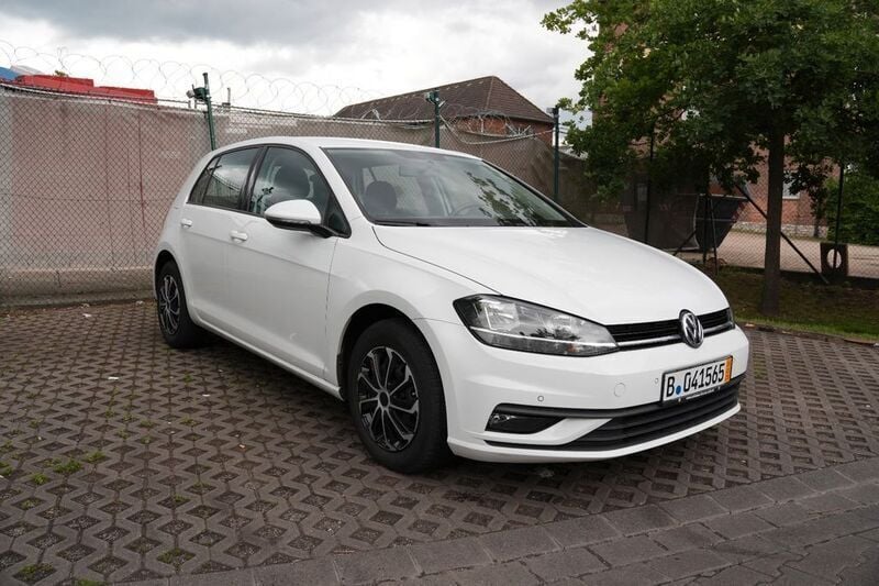 Weiß Gebraucht 2019 VW Golf VII Trendline Limousine | 11.999 € (Fairer Preis) - Bild 1/4