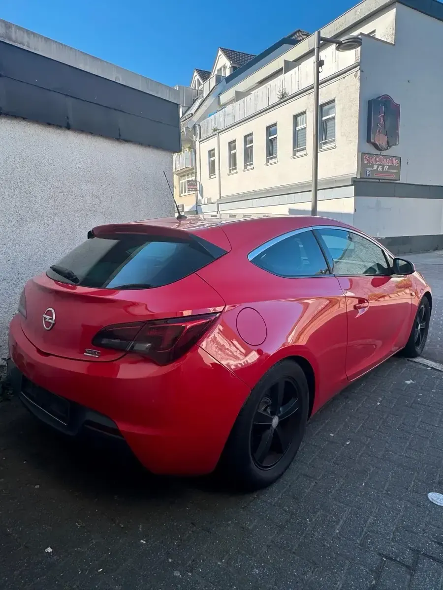Gebraucht Opel Astra GTC 140 PS (102 kW) 2012 Rot Coupé