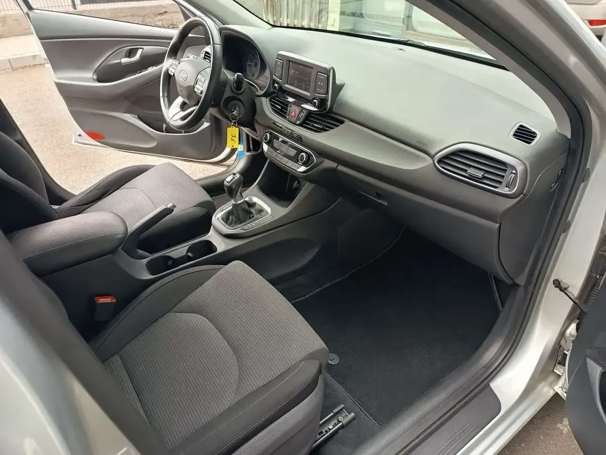 Gebraucht Hyundai i30 Trend 101 PS (74 kW) 2018 Silber Limousine