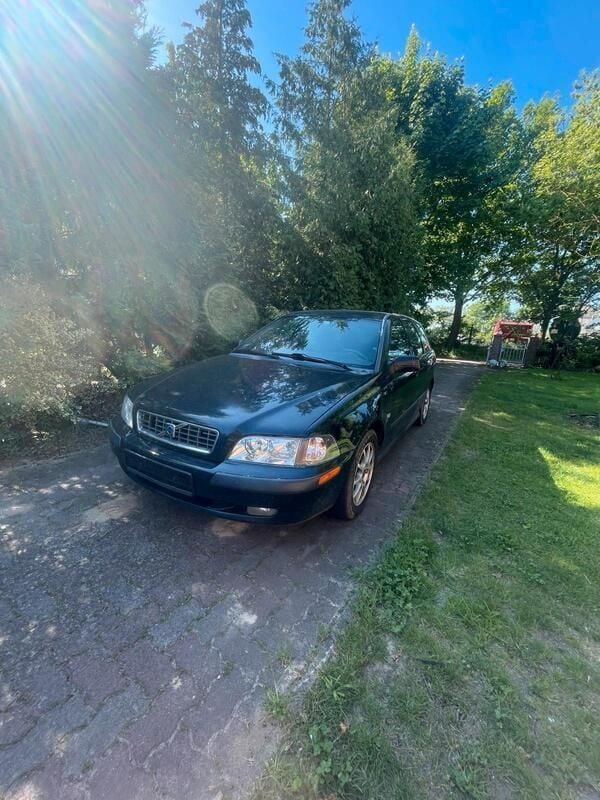 Schwarz Gebraucht 2002 Volvo V40 Kombi | 1.600 € (Fairer Preis) - Bild 1/3