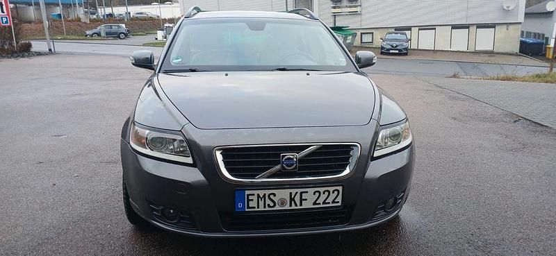 Grau Gebraucht 2007 Volvo V50 Momentum Kombi | 3.850 € (Fairer Preis) - Bild 1/4