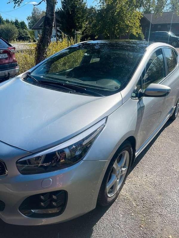 Silber Gebraucht 2017 Kia Ceed GT GT-Line Limousine | 11.690 € (Fairer Preis) - Bild 1/4