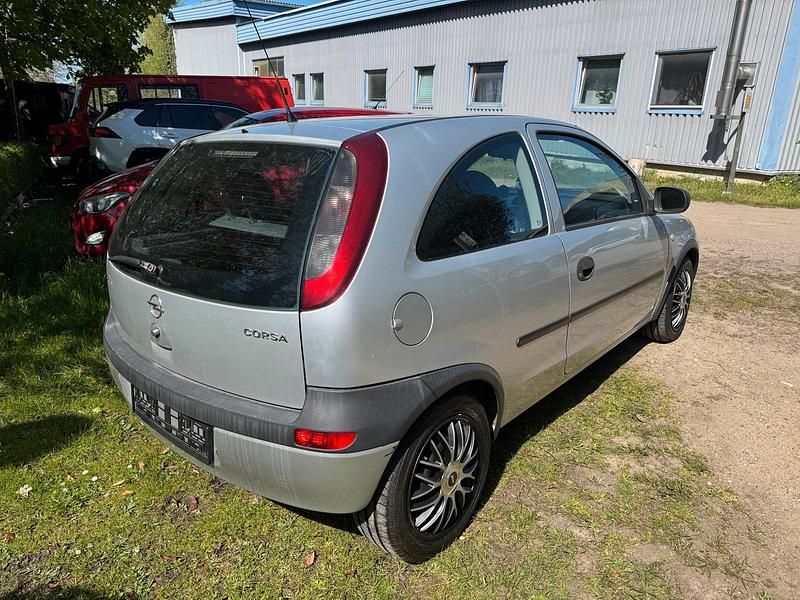 Używany Opel Corsa 60 KM (44 kW) 2002 Srebrny Hatchback