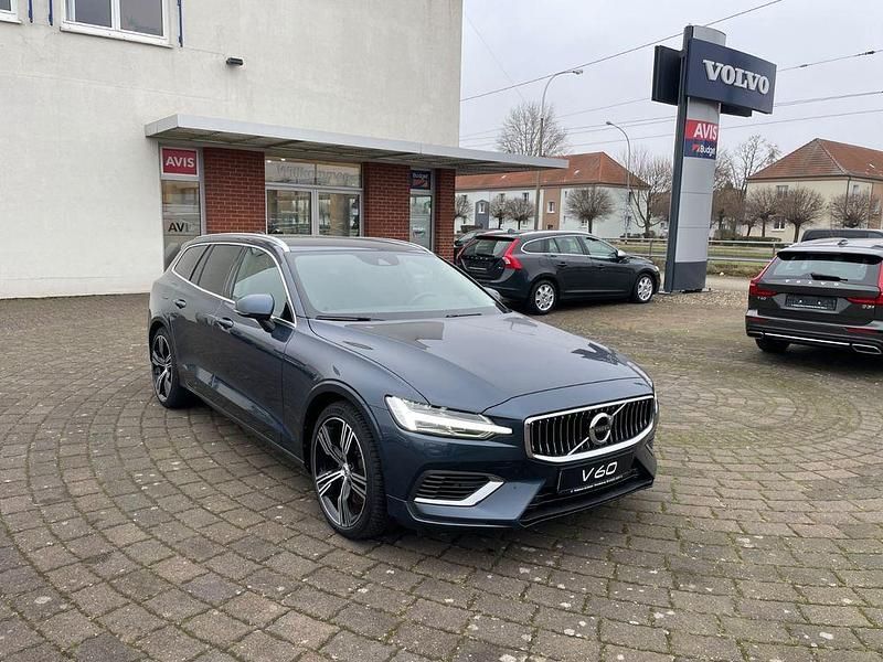 Gebraucht Volvo V60 Plus 349 PS (256 kW) 2022 Blau Kombi
