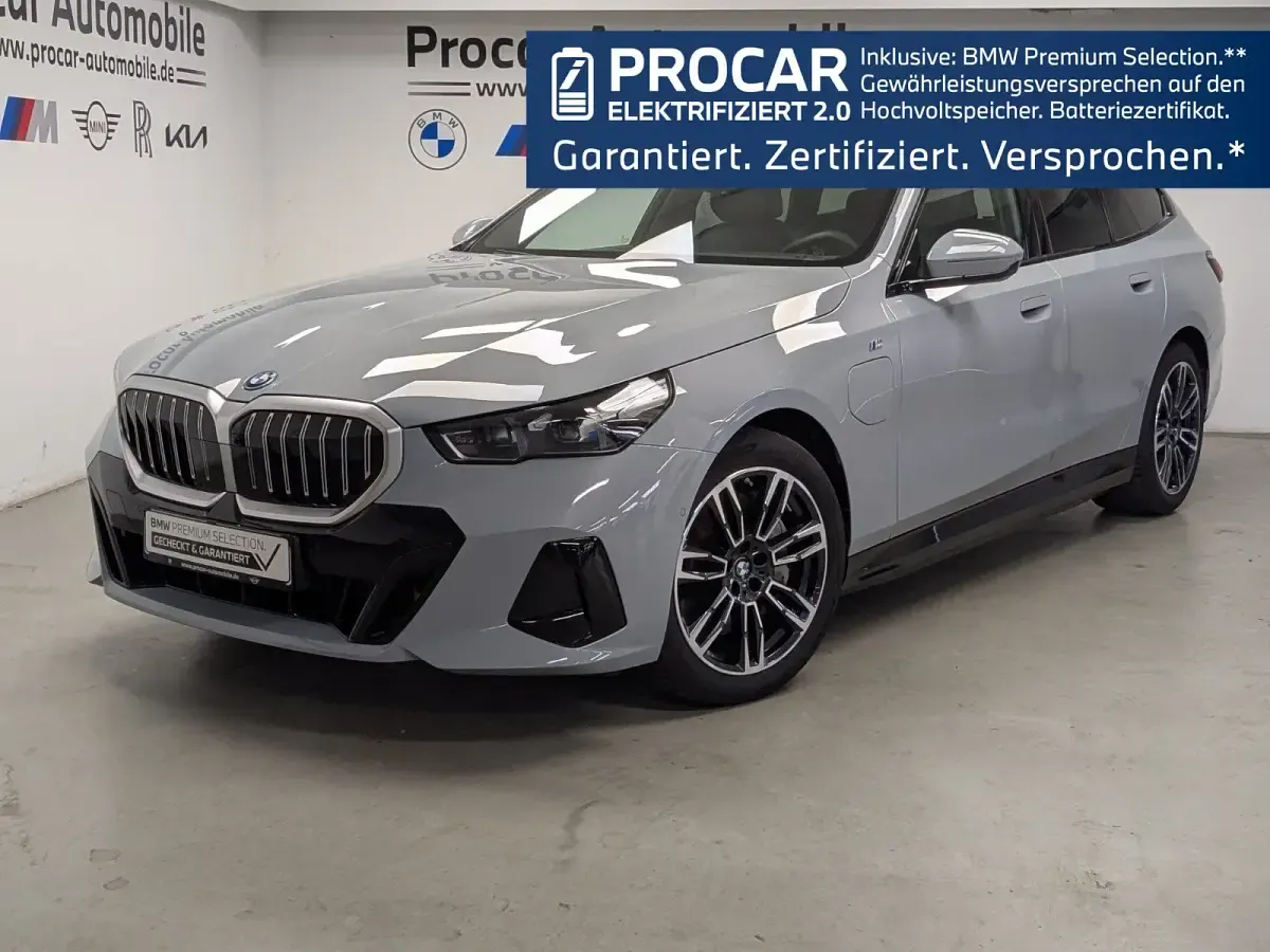 Gebraucht BMW 550e M Sport 489 PS (359 kW) 2025 Grau Kombi