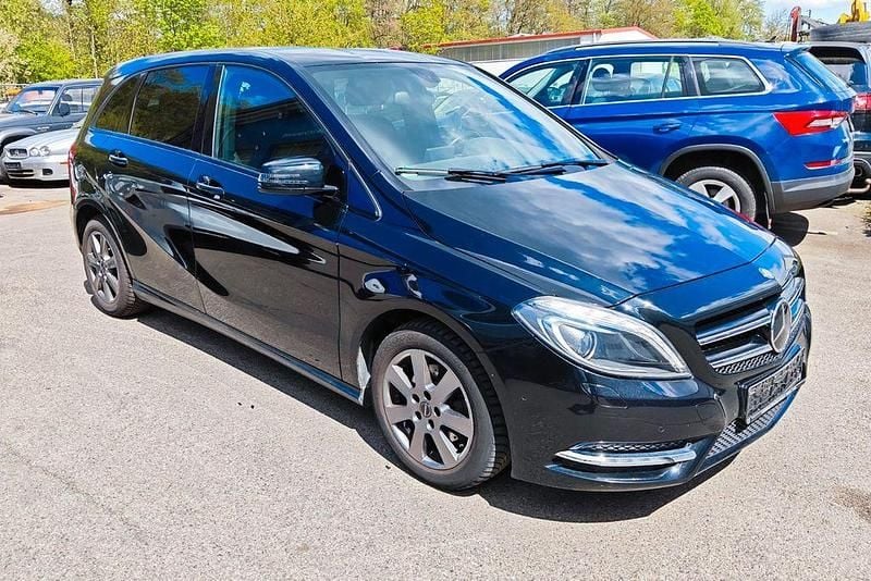 Gebraucht Mercedes B180 Sport 122 PS (89 kW) 2012 Schwarz Kleinwagen