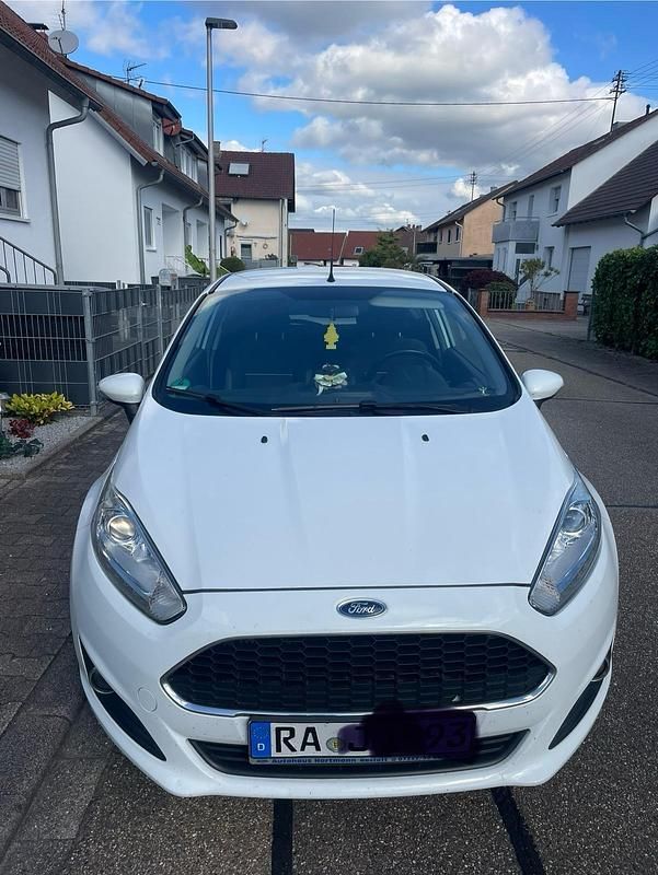 Weiß Gebraucht 2016 Ford Fiesta Kleinwagen | 4.999 € (Fairer Preis) - Bild 1/4