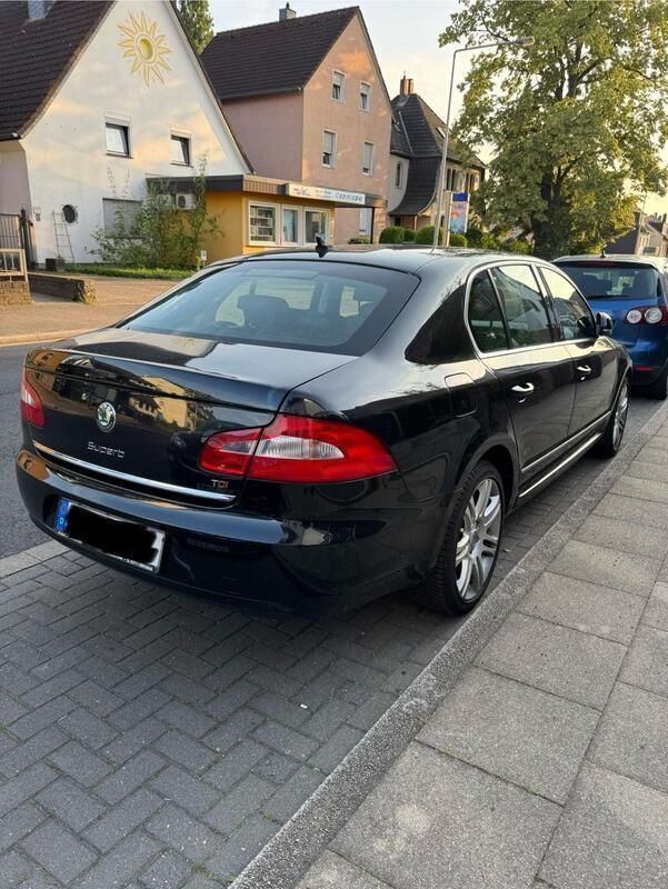 Schwarz Gebraucht 2010 Skoda Superb Limousine | 8.000 € (Fairer Preis) - Bild 1/4