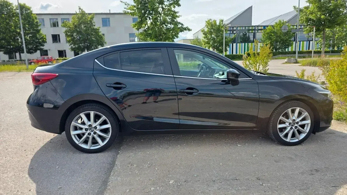 Gebraucht Mazda 3 Sports-Line 120 PS (88 kW) 2018 Schwarz Limousine