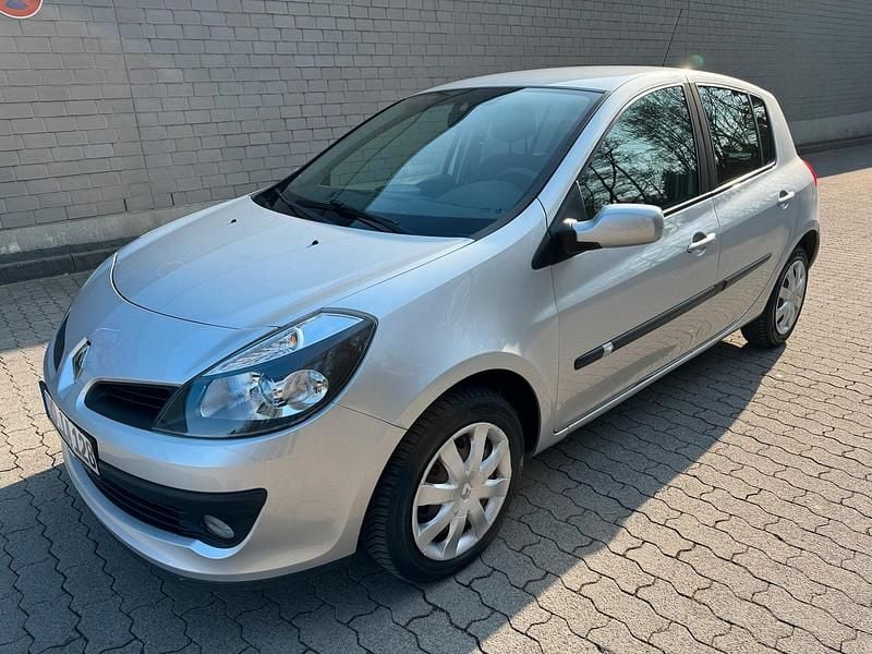 Silber Gebraucht 2008 Renault Clio II Dynamique Limousine | 3.900 € (Fairer Preis) - Bild 1/4